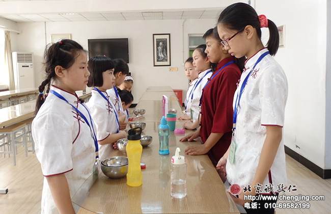 學員學習用餐禮儀；良好的生活習慣從點滴開始。