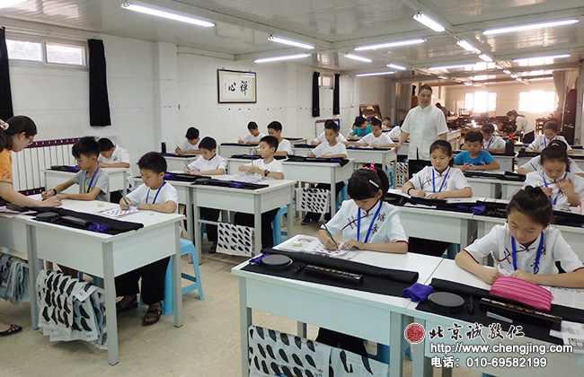 整潔明亮的教室，書法二班的學員學習定心描紅。