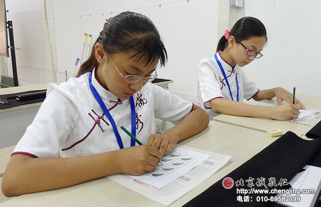 定心描紅簡單易學；是青少年克服浮躁的良好方法。在比劃的細致耐心的描劃中，心境回歸平靜。