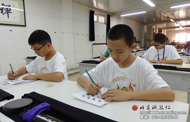 正確的坐姿，可以描出漂亮的筆畫。