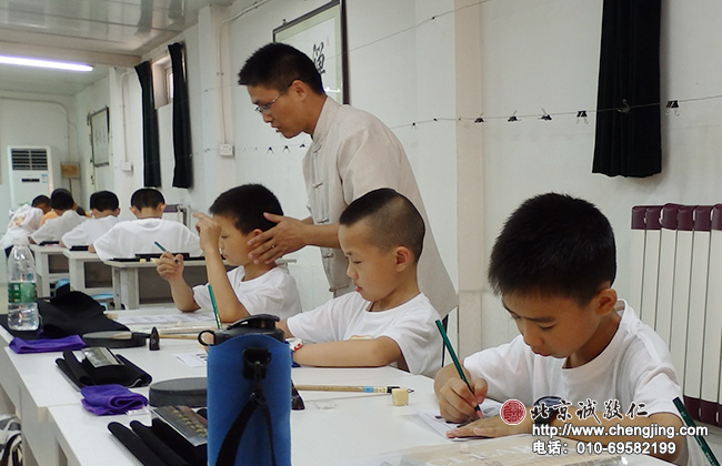 老師隨時糾正學員的坐姿；使小學員很快安定下來。