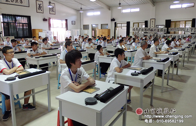 本次暑期德藝培訓按年齡分為兩個班級；開班典禮上，學員們認真聆聽老師發(fā)言。