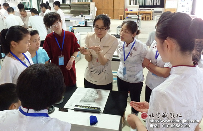 第一節(jié)課書法課——認識毛筆，學習毛筆的使用方法。