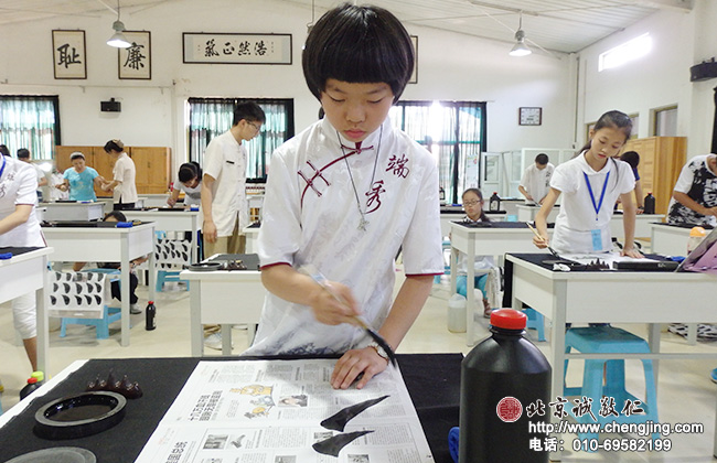 身著端秀唐服，更增添了幾分秀美氣質(zhì)。