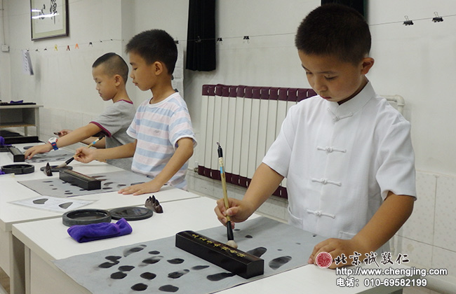 小學員在學習水寫書法；培養(yǎng)良好的習書習慣，保持潔凈的習書環(huán)境。