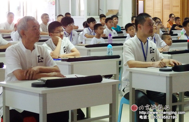 學員中最長者年齡70余歲；孝順的子女利用暑假送父親來小院學習傳統(tǒng)文化書法藝術(shù)，度過心安神寧的快樂時光。