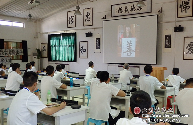 開班典禮上，回顧歷屆暑期書法培訓的成果展示。