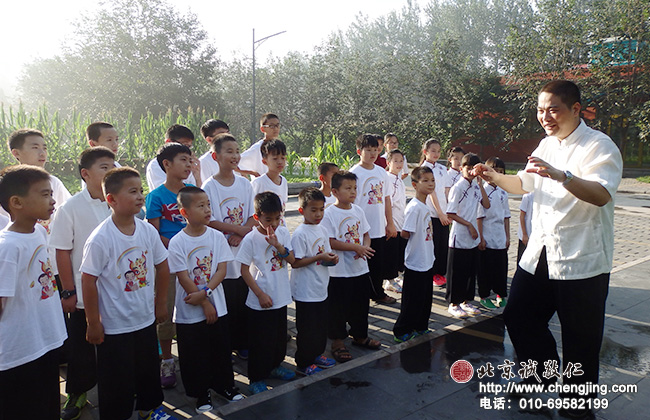 可愛的班主任老師活潑幽默的教學方式，使小同學輕松愉快地學習。