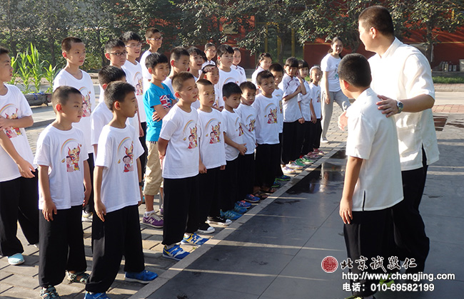 教學相長，師生互動。老師指導學員太極基本功動作要領(lǐng)。