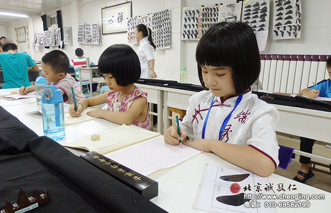 端正書寫的姿勢，氣質自然而然顯現