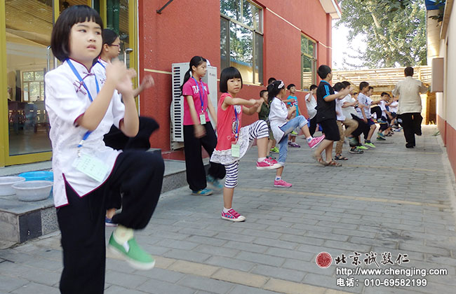 晨光沐浴的小院，花香鳥語蟲鳴；

晨練的學員，成為夏日清晨的一道風景。