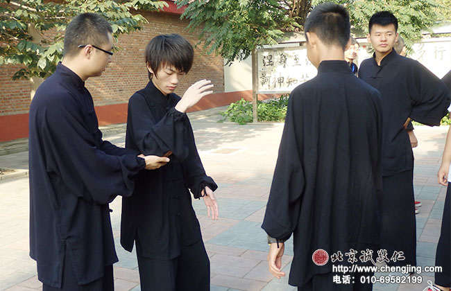 師生互動話真情--太極拳老師指導學員動作要領
領