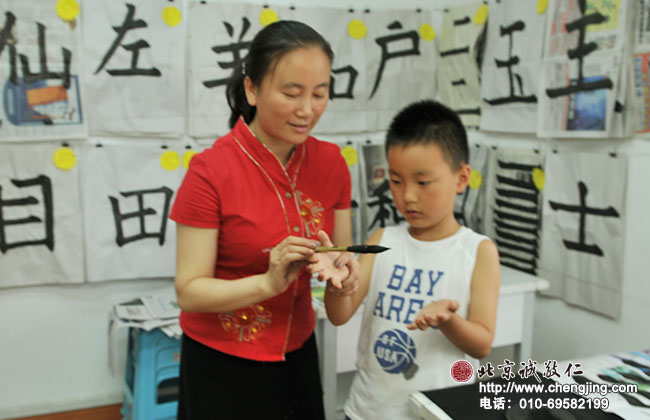 今天小朋友們出的狀況多多，再強調一下防止墨水落到地板上的方法。