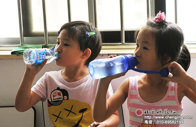 德育課開始啦！喝水時視線也不離開德育動漫