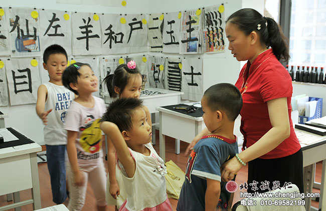 下課嘍！按按個子高矮排隊出教室。