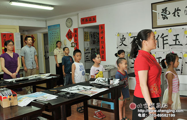 全體同學向尊敬的孔老夫子行下課禮。