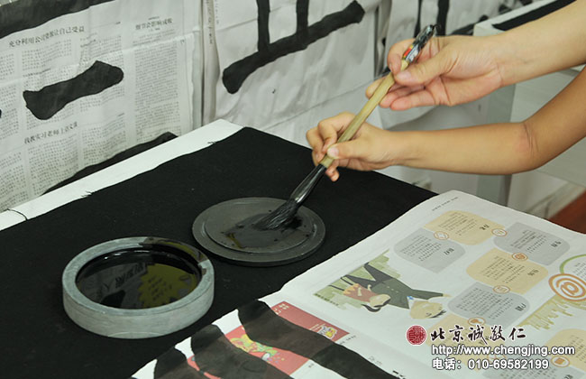 耐心梳理毛筆的毛發，就不會將墨沾在外面。
