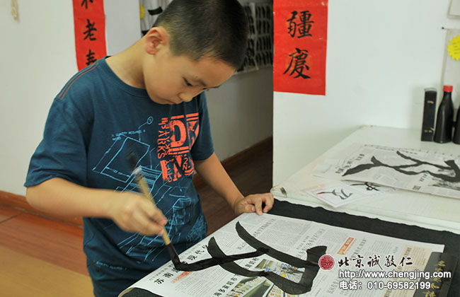 下面的捺空間不夠了，寫字前先想好布局很重要，推及做事中，孩子從中學到了對事物的整體把握。