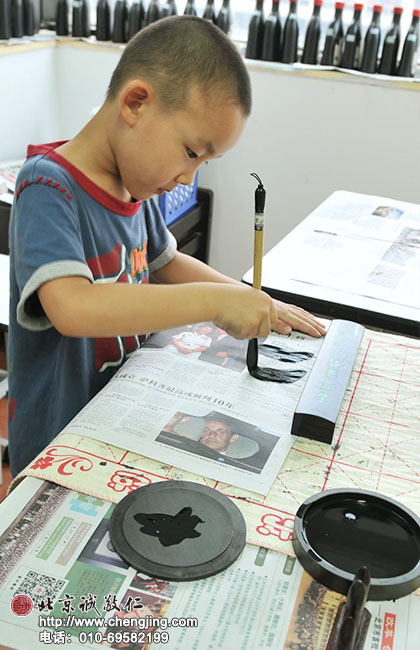 別看我才五歲 也是懂得每次都要從右側點練起，每一個點都是在書寫自己的心境。