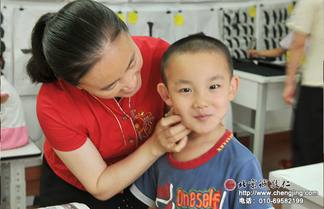 周老師說我的臉已經變成了小花貓，鏡子呢？