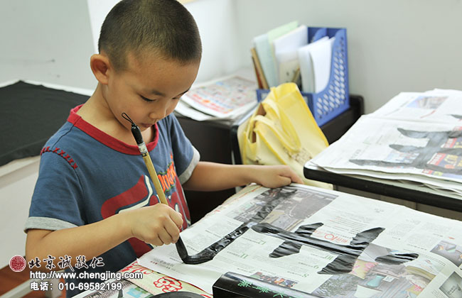 小朋友們都收拾筆墨了，我還想闖下一關——「主」，寫出兩張，分別送給媽媽和老師。。