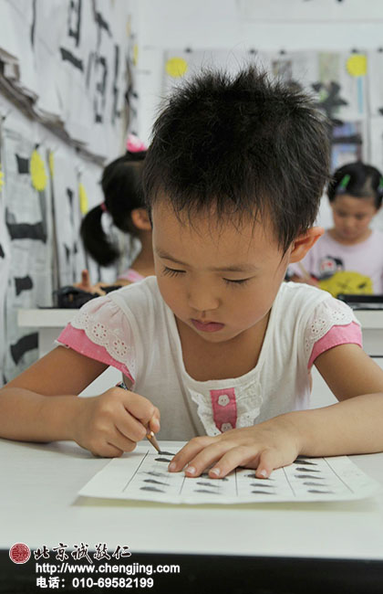 雖然我才3歲，但是描紅已經是越描越好了！