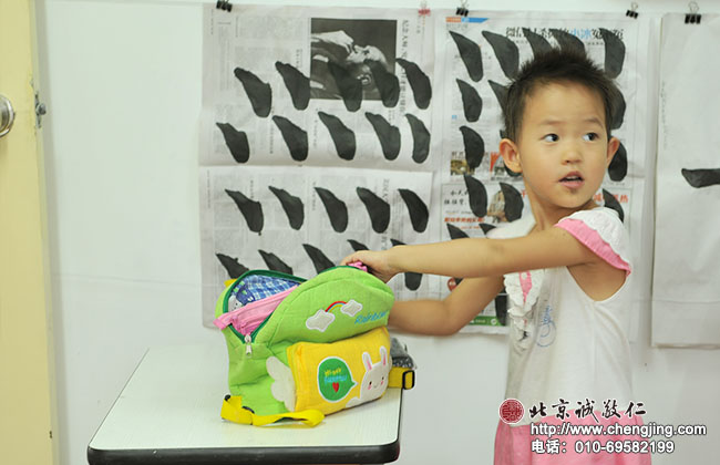 老師，我為什么放不進我的小書包里了呢？