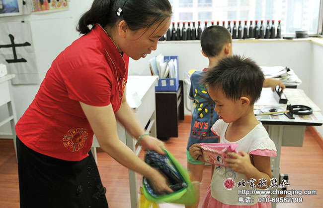 周老師真好，耐心教我要按照書包的形狀放進去。