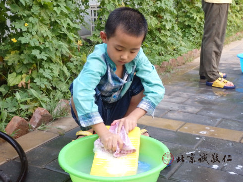 書(shū)法二班的小學(xué)員學(xué)習(xí)洗衣服
習(xí)勞知感恩