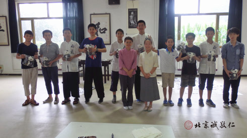 生活老師為學員頒發優秀內務獎