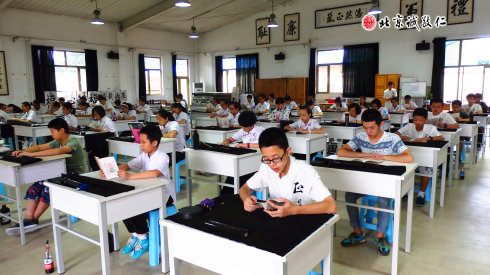 整潔明亮的教室，傳出朗朗讀書聲。