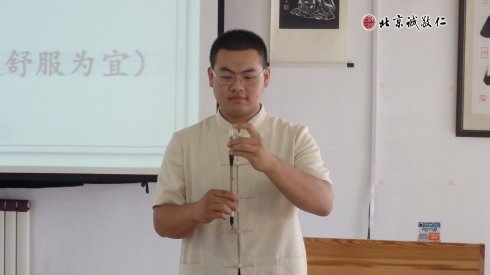 書法老師示范新毛筆的使用方法