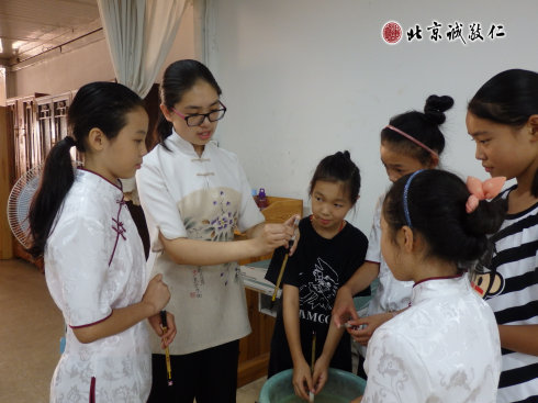 書法老師指導學員清洗新毛筆