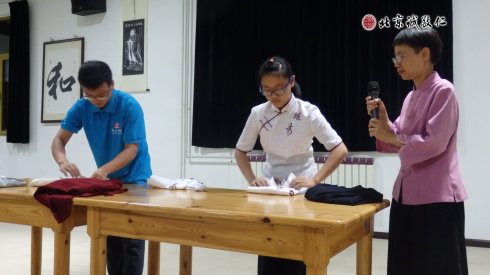 學員上臺習練內務課程