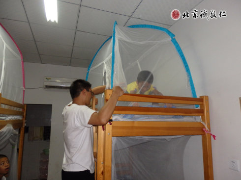 生活老師現場指導小學員內務整理課程