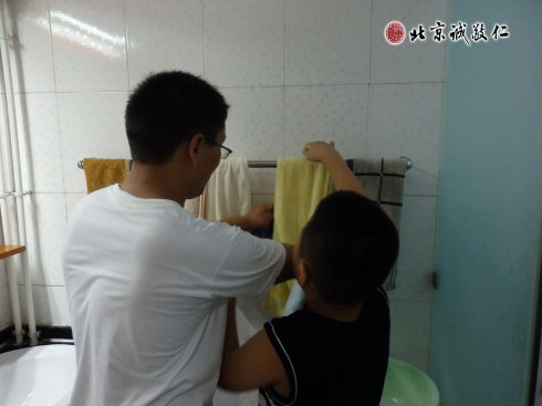 生活老師現場指導小學員內務整理課程