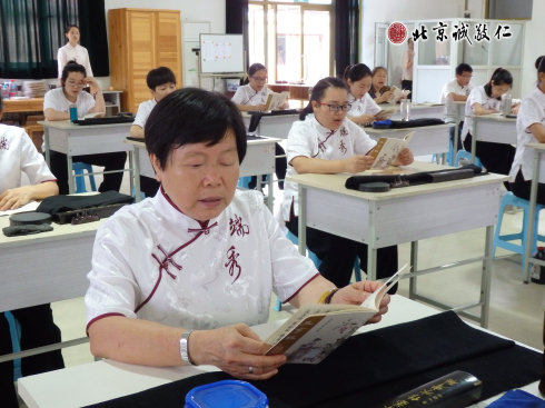 

書法一班學員誦讀經典《三字經》

