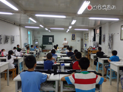  

整潔明亮的教室內，書法二班的小學員，
在老師的引領下，學習經典弟子規。