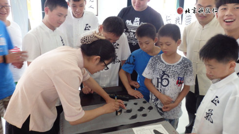 書法老師指導學員永字八法基本筆畫---「右側點」 