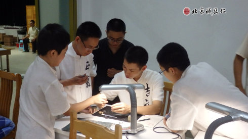 篆刻指導老師指導學員篆刻技法