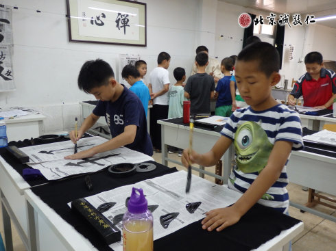 

書法二班小學員認真習練書法

