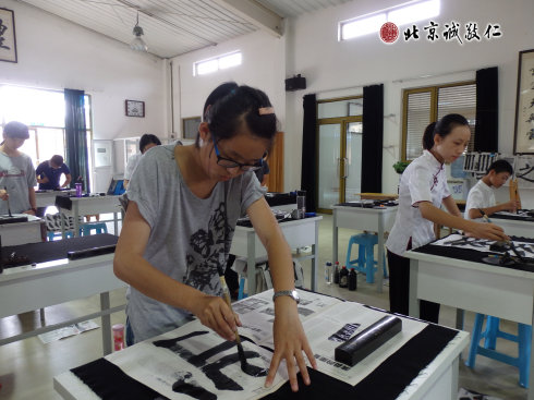 
書法一班學員習練書法基本筆畫

