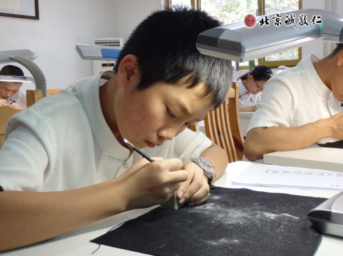 
篆刻班學員練習篆刻基本技法

