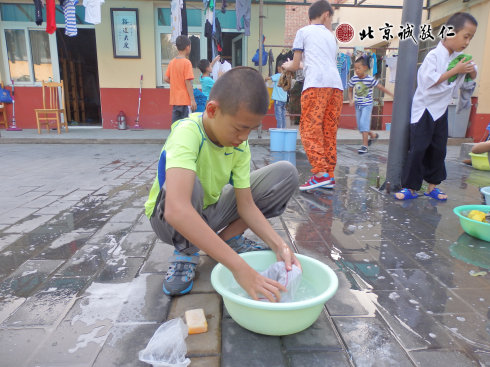 習勞知感恩；小學員學習洗衣服。