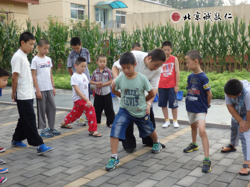 晨練課程，太極拳教練認真指導學員基本動作。