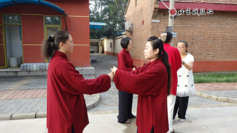 學員相互切磋太極技藝