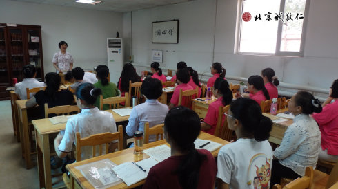 今天，楊老師為家長學員講解《品德與人生》課程；