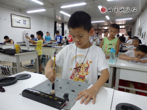  


書法二班的小學員學習無墨水寫書法；