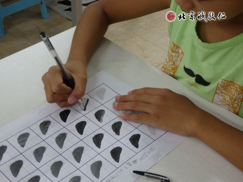 定心描紅，簡單的書寫方法就能起到良好的定心作用。
