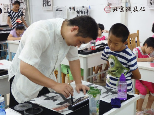 書法老師指導學員書法